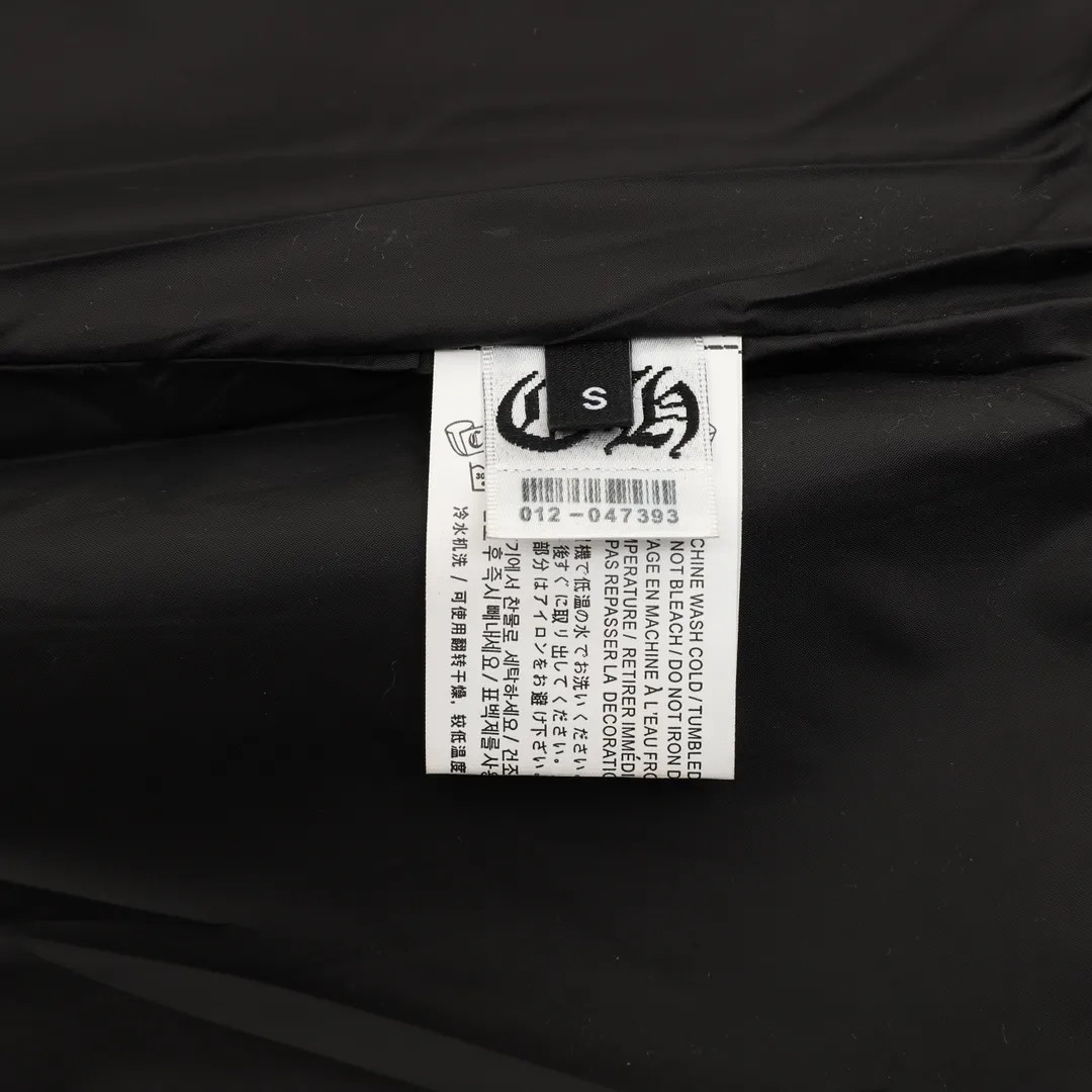 🅿️570 CH/Cro Heart Horseshoe Embroidered Baseball Jacket Warm reminder: It is recommended to hand wash or dry clean! ! This year is particularly popular. Baseball uniform jackets are available at all levels on the market (you must compare the details). The most powerful quality control. Baseball uniforms have been produced and researched for 7 years. The details are exquisite. With it, you will be the most handsome boy in the world. The fully painted four-button buckle (button with LOGO), the fabric is customized for more than a month. It is not ready-made in the market. It is made of wool blend, custom-woven and dyed. It has high color fastness. It is recommended to hand wash or dry clean for the first time. "Custom-woven knitted rib at the hem", the lining is made of silky and delicate cupro fiber material, which can be worn directly next to the body. It is extremely comfortable, a heavyweight item, purchase version! Size：XS-L